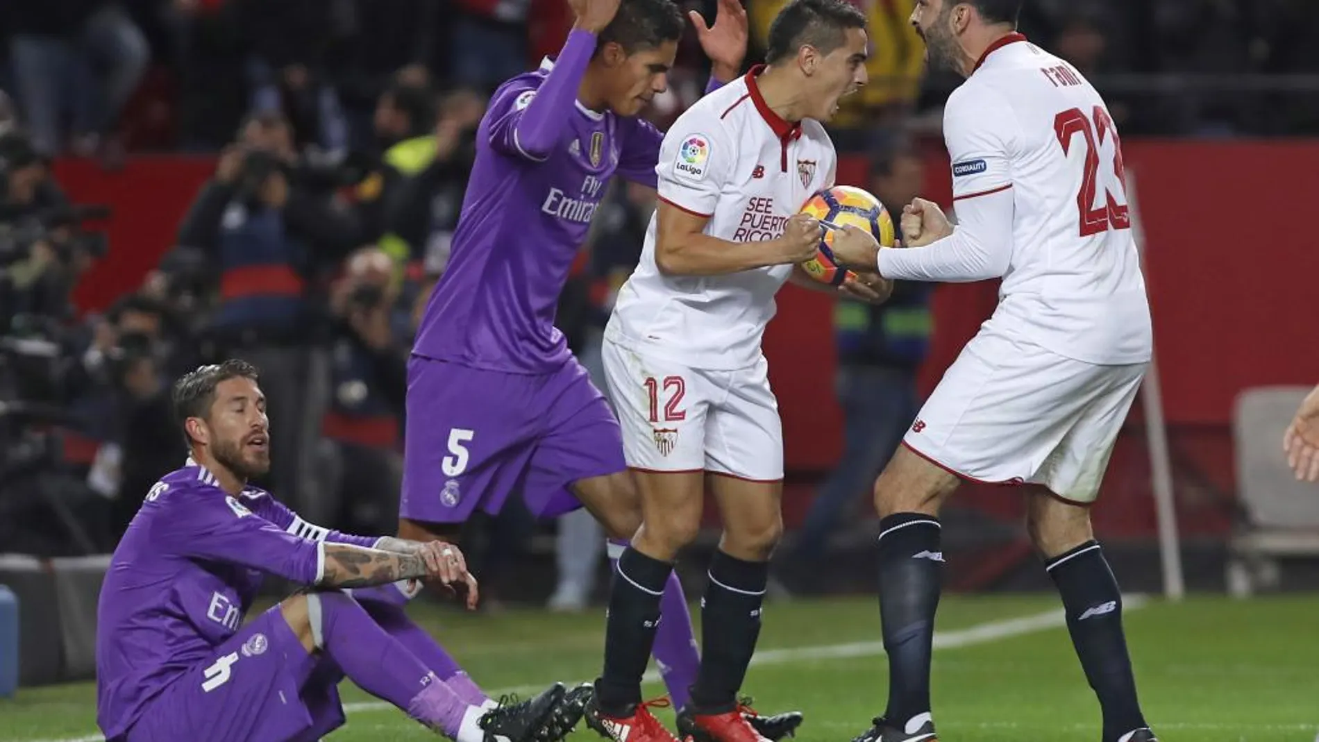 Sergio Ramos, en el suelo tras marcar en propia meta el gol del empate