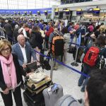 Pasajeros de la compañía británica British Airways esperan en las largas colas en el aeropuerto de Heathrow, en Londres.