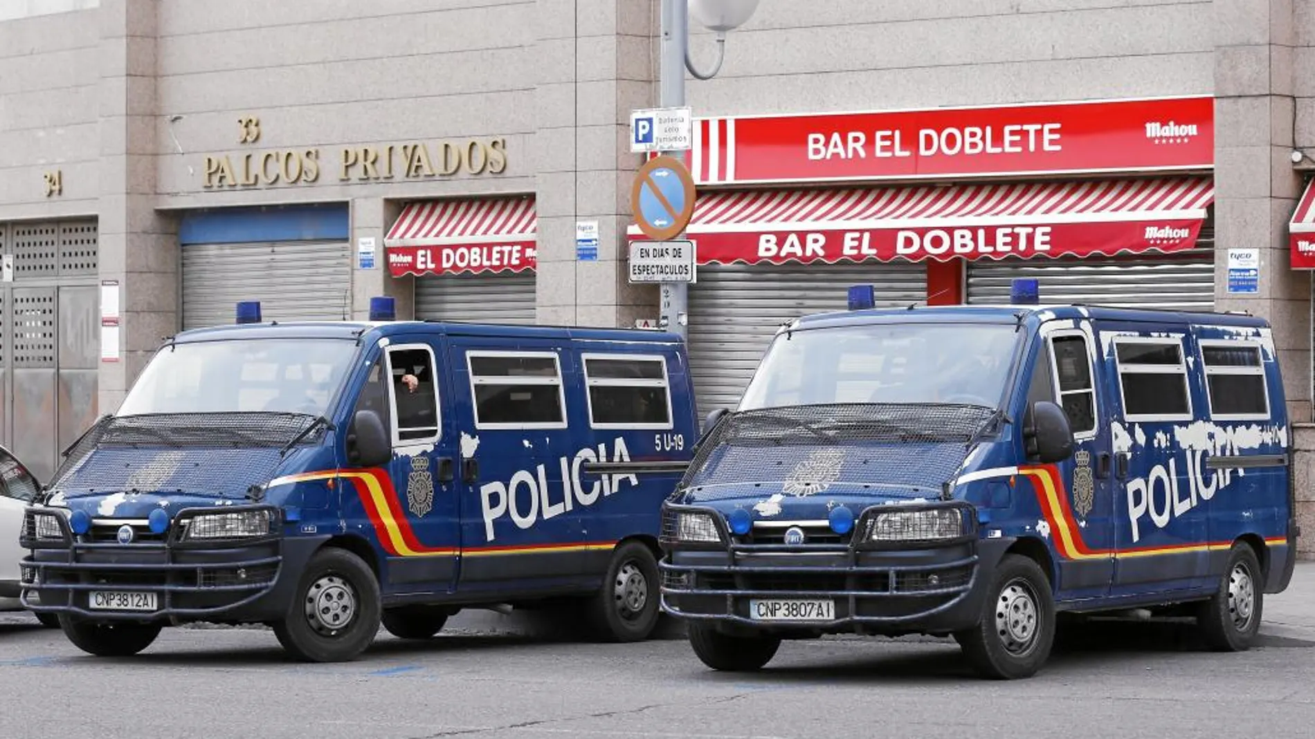 Furgones policiales vigilan, desde ayer, las inmediaciones del Vicente Calderón, con vistas a la final de hoy