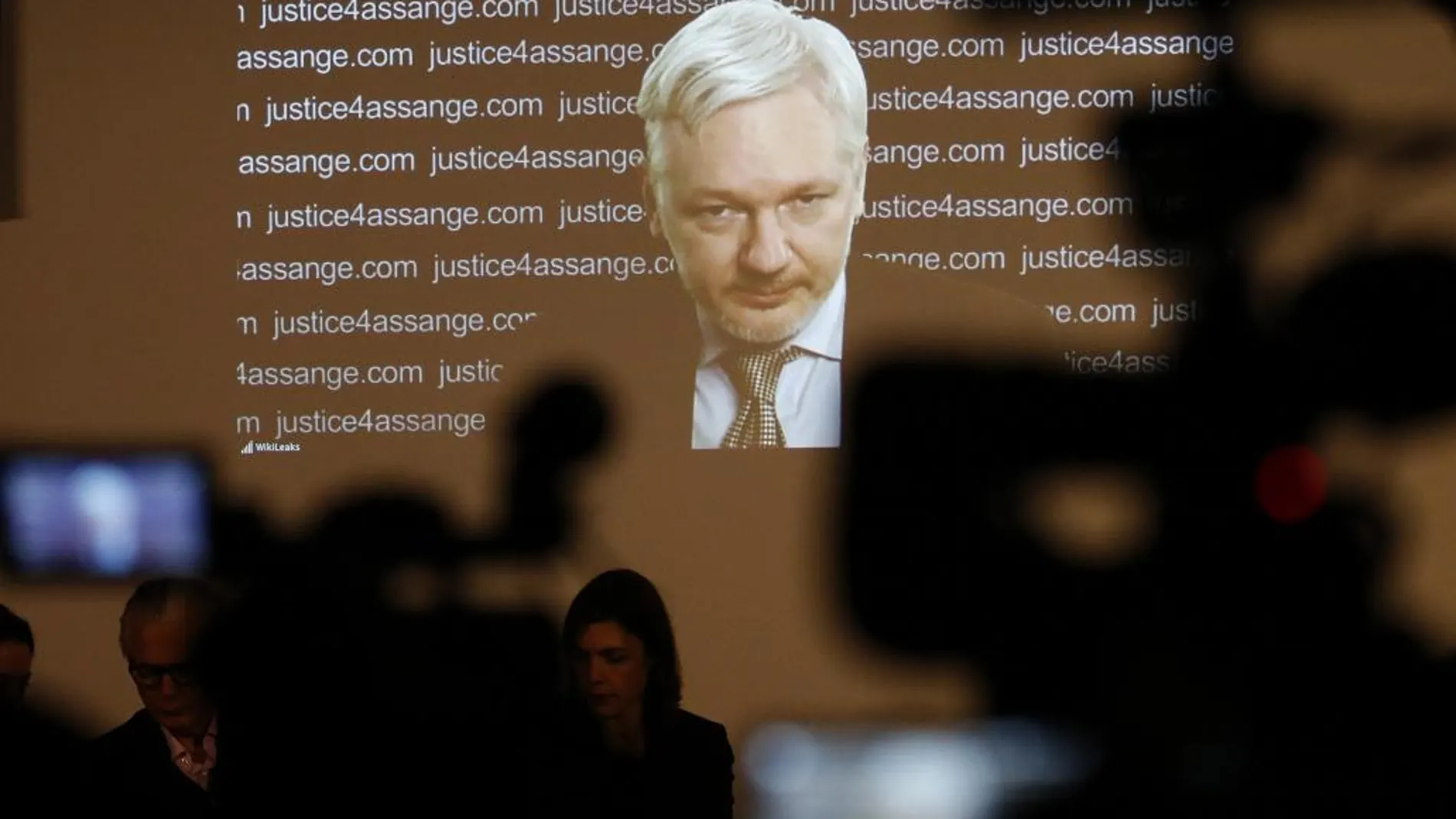 Julian Assange, durante la videoconferencia ofrecida a los medios desde la Embajada de Ecuador en Londres