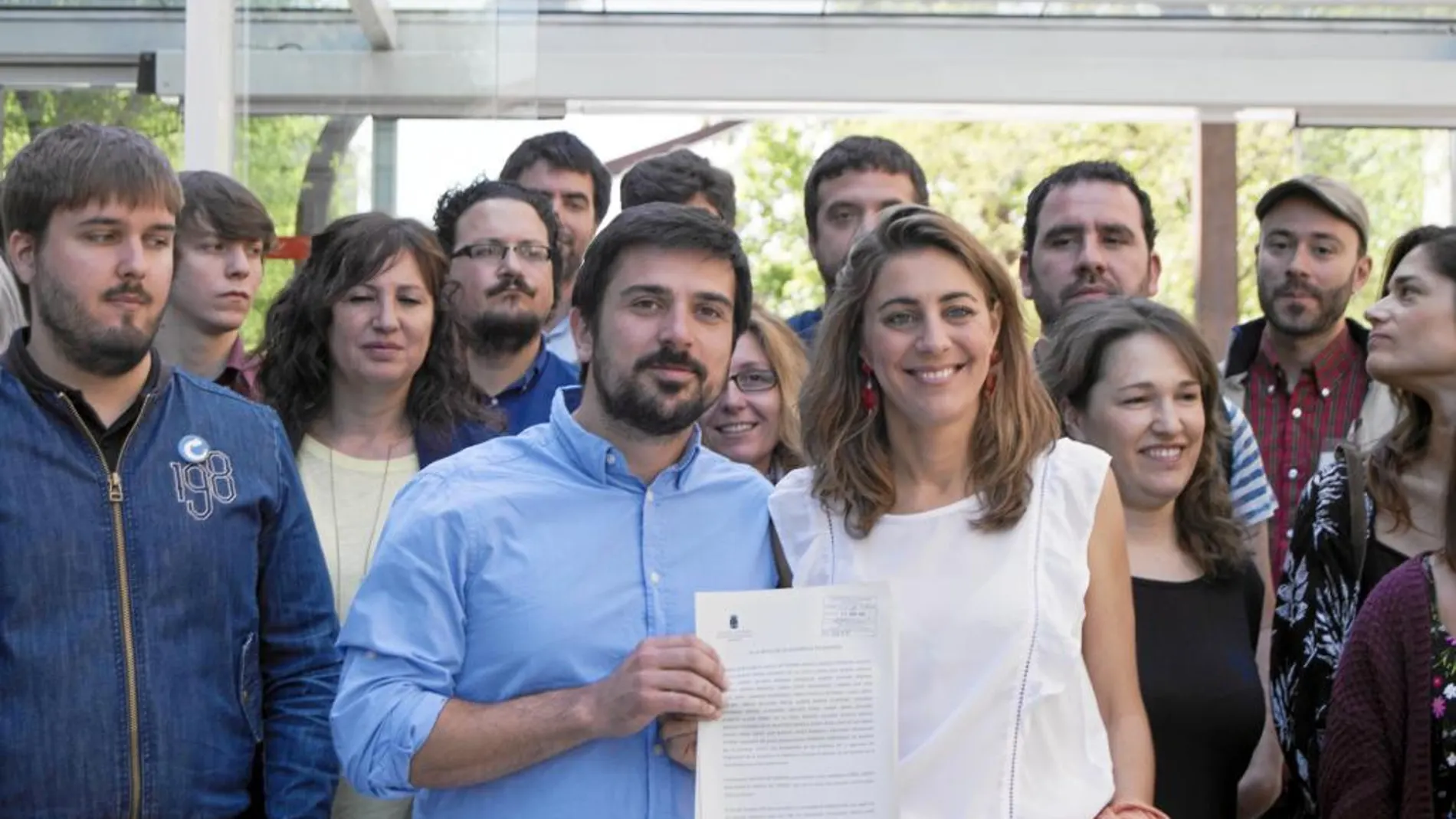 El grupo de Podemos en la Asamblea de Madrid presentó ayer la iniciativa para desbancar al PP del Gobierno