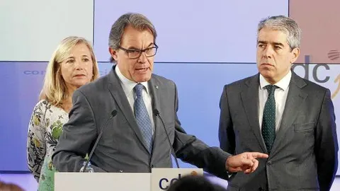 Mas compareció ayer en la sede de CDC junto a los ex consellers imputados por organizar la consulta del 9-N y junto a Trias
