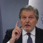 El portavoz, Íñigo Méndez de Vigo, durante la rueda de prensa tras la primera reunión del Consejo de Ministros del nuevo año