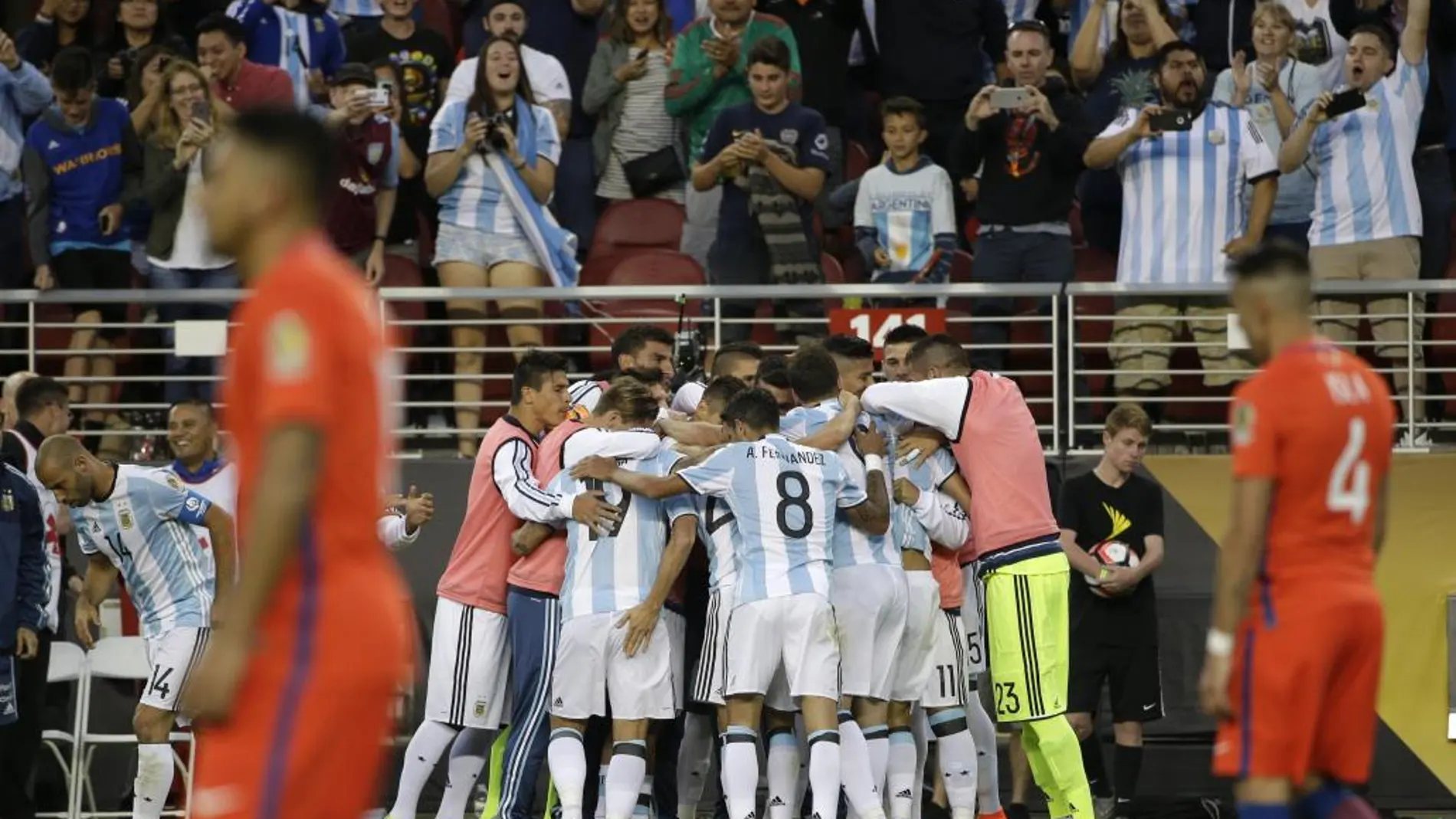 Los jugadores de Argentiona celebran el gol de Di María
