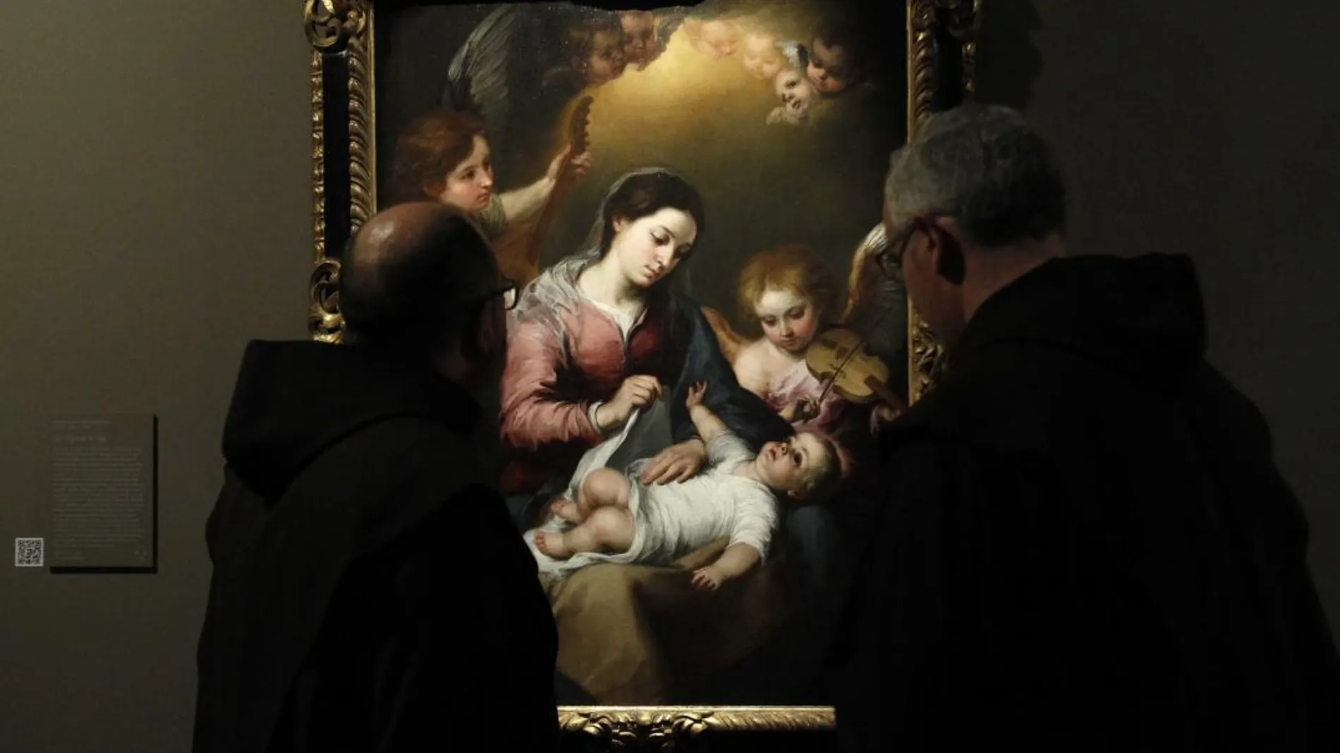 «La Virgen de la faja», arriba, es una de las obras más destacadas de la exposición; abajo, el gusto del pintor sevillano se refleja también en la escultura a lo largo del tiempo