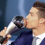Cristiano Ronaldo besa el trofeo “The Best” al mejor jugador de 2016 que le ha otorgado hoy la FIFA.