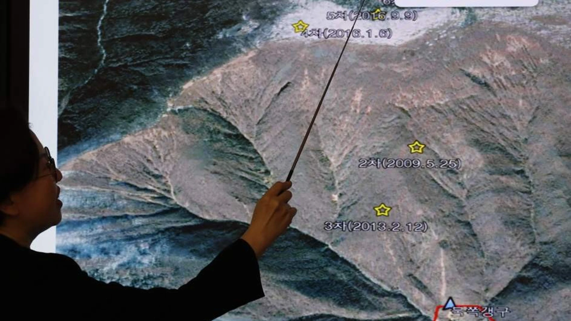Una pantalla muestra la actividad sísmica detectada en Corea del Norte desde el Centro Meteorológico Coreano en Seúl