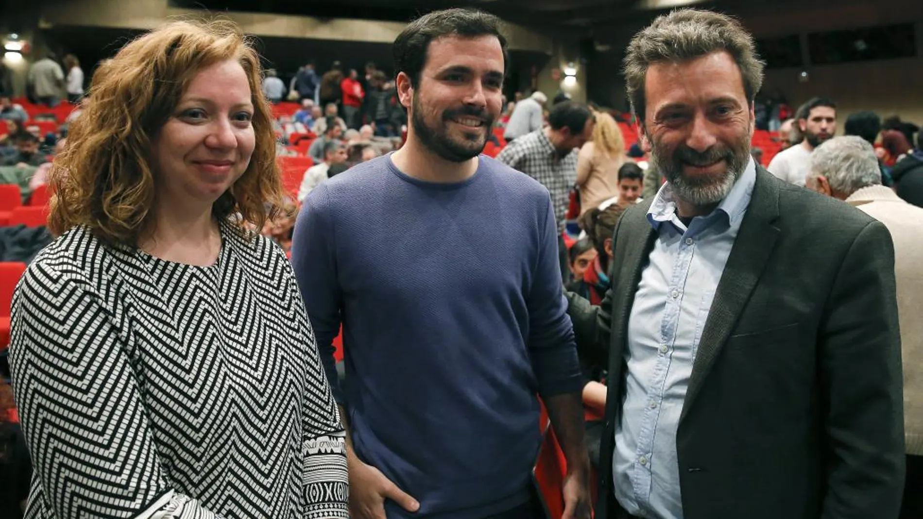 El líder de Izquierda Unida, Alberto Garzón (i), saluda al tercer teniente de alcalde del Ayuntamiento de Madrid, Mauricio Valiente (d) , y a la política de Ahora, María Jesús Alonso