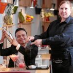 Pérez y Grudeski, en la sala de Oceanika, preparan en su coctelera un delicioso tomate triturado