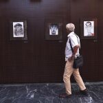 Un visitante observa varias obras de la exposición «Manolete ríe», abierta en la Sala Orive de Córdoba