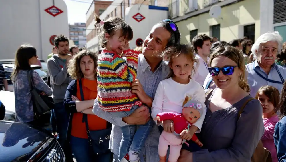 Concentracion de cooperativistas frente a las cocheras de Metro de Cuatro Caminos