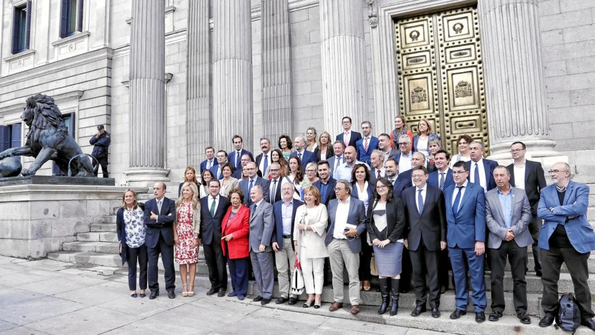Diputados nacionales y autonómicos, miembros del Consell y senadores como Rita Barberá, posaron en la puerta del Congreso de los Diputados para conmemorar el histórico día