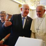 El Papa Francisco intercambia regalos con el presidente israelí, Reuvén Rivlin