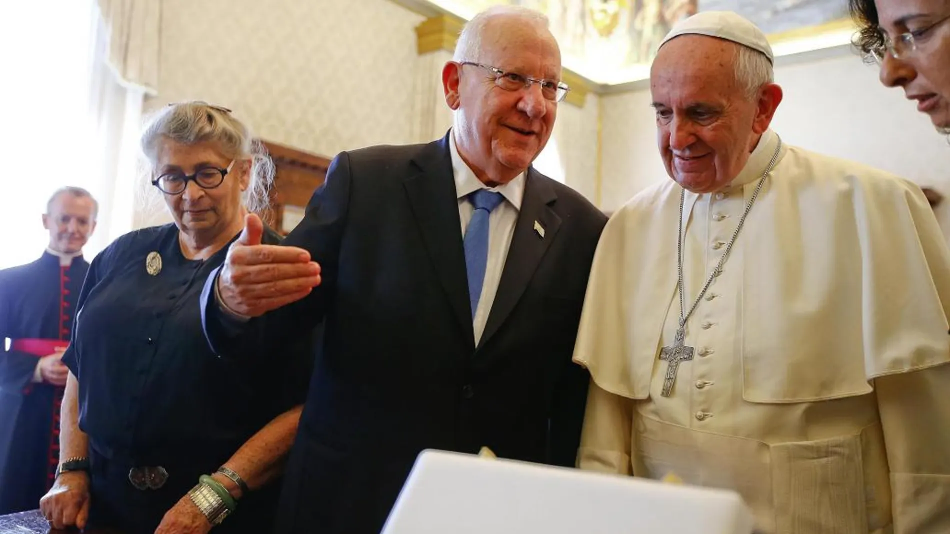 El Papa Francisco intercambia regalos con el presidente israelí, Reuvén Rivlin
