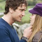 Los científicos estudian los mecanismos para determinar por qué el cerebro siente más empatía por unas personas u otras. En la imagen, un fotograma de la película «Postdata te amo»