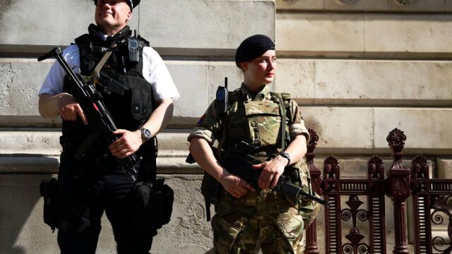 Un soldado y un policía en Downing Street en Londres