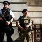 Un soldado y un policía en Downing Street en Londres