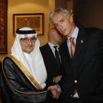 El embajador del Reino de Arabia Saudí S.A. el Príncipe Mansour Bin Khalid A. Alfarhan Al Saud, recibe el saludo protocolario del Director de la Revista Diplomacia, Santiago Velo de Antelo