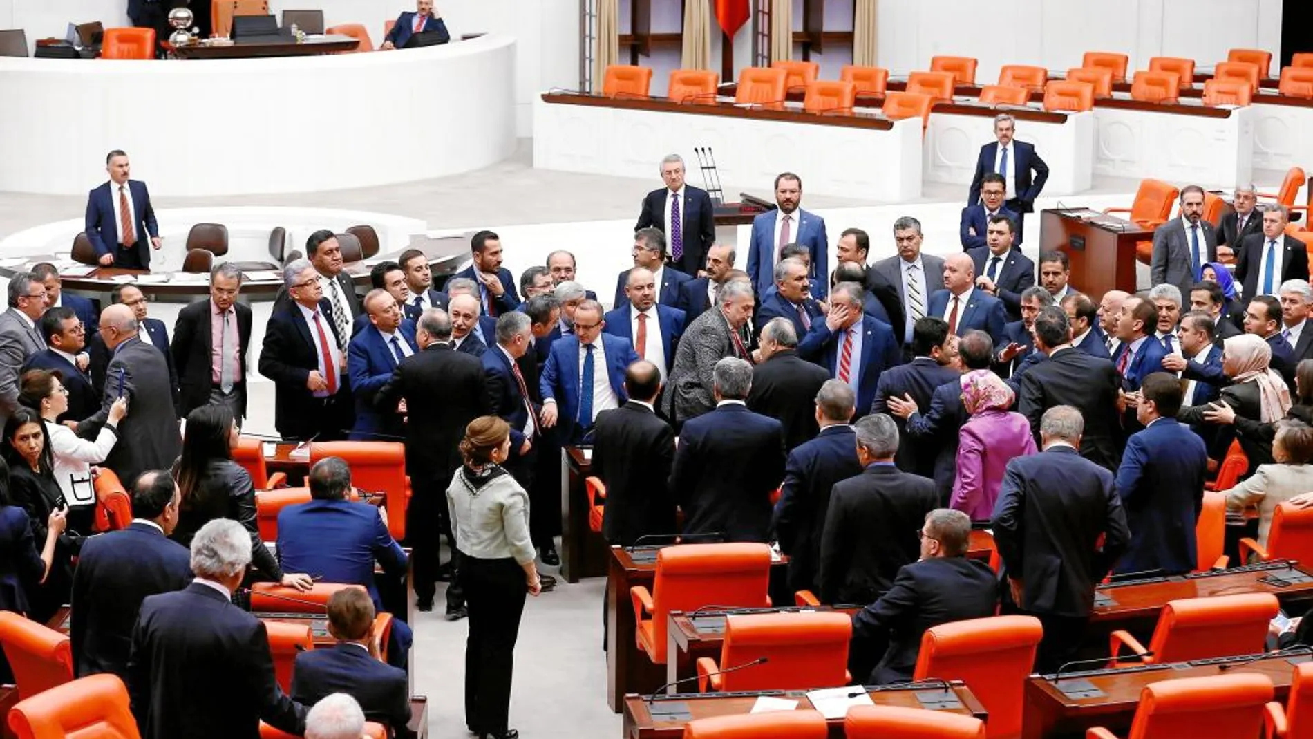 Los diputados turcos debaten a puñetazos y patadas la reforma presidencialista de la Constitución