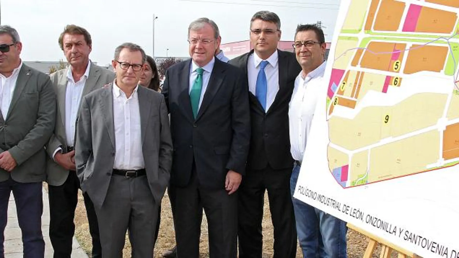 Antonio Silván junto a alcaldes y concejales de Onzonilla y Santovenia en el Polígono Industrial leonés