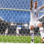 Los jugadores islandeses lamentan el cuarto gol de Francia, cuando todavía no había acabado la primera parte del partido