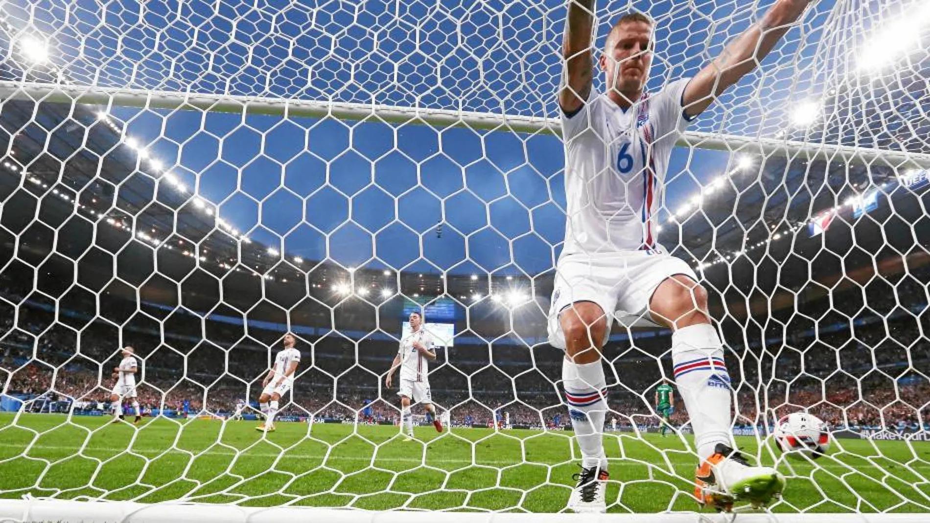 Los jugadores islandeses lamentan el cuarto gol de Francia, cuando todavía no había acabado la primera parte del partido