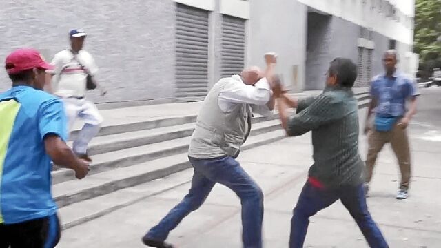 «¡Métele plomo, métele plomo!». El secretario ejecutivo de la MUD, Jesús «Chúo» Torrealba, es atacado con piedras, palos y puñetazos por chavistas, ayer, en Caracas