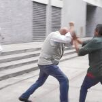 «¡Métele plomo, métele plomo!». El secretario ejecutivo de la MUD, Jesús «Chúo» Torrealba, es atacado con piedras, palos y puñetazos por chavistas, ayer, en Caracas
