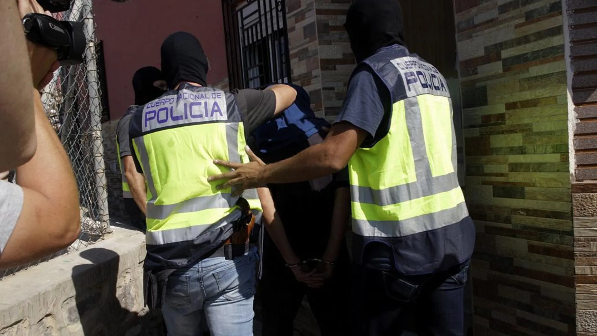 Momento en el que agentes de la Policía proceden a la detención de uno de los miembros de la célula yihadista en Melilla