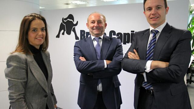 El director general de Bravo Capital, José Luis Villafranca (centro), junto a Inés Moraza y José Lucena