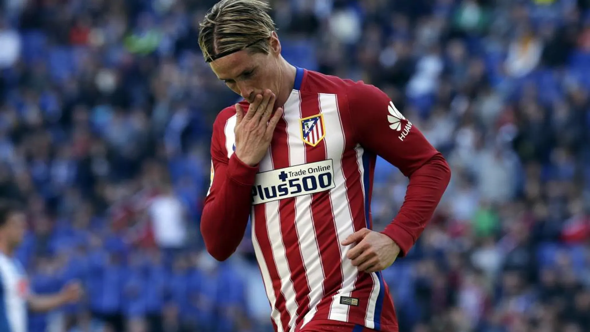 El delantero del Atlético de Madrid Fernando Torres celebra la consecución del primer gol de su equipo ante el Espanyol