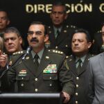 El general Rodolfo Palomino acompañado por su mujer y su hijo en una declaración a los periodistas