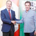 A la izquierda, Silvio González, consejero delegado de Atresmedia, estrecha la mano a José Ramón de la Morena