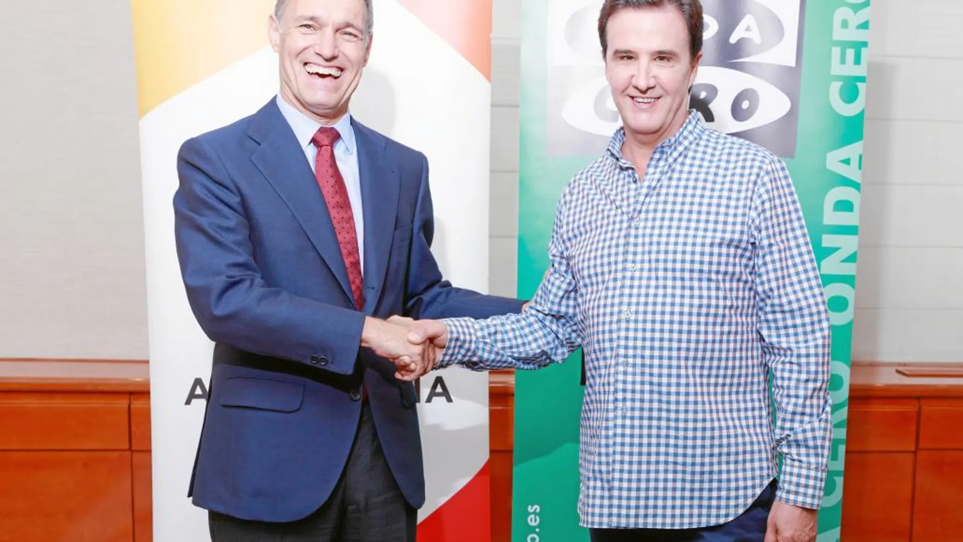 A la izquierda, Silvio González, consejero delegado de Atresmedia, estrecha la mano a José Ramón de la Morena