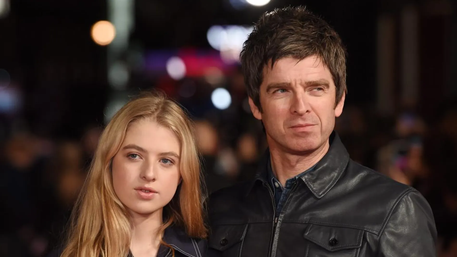 El músico británico Noel Gallagher (d) y su hija Anais (i)