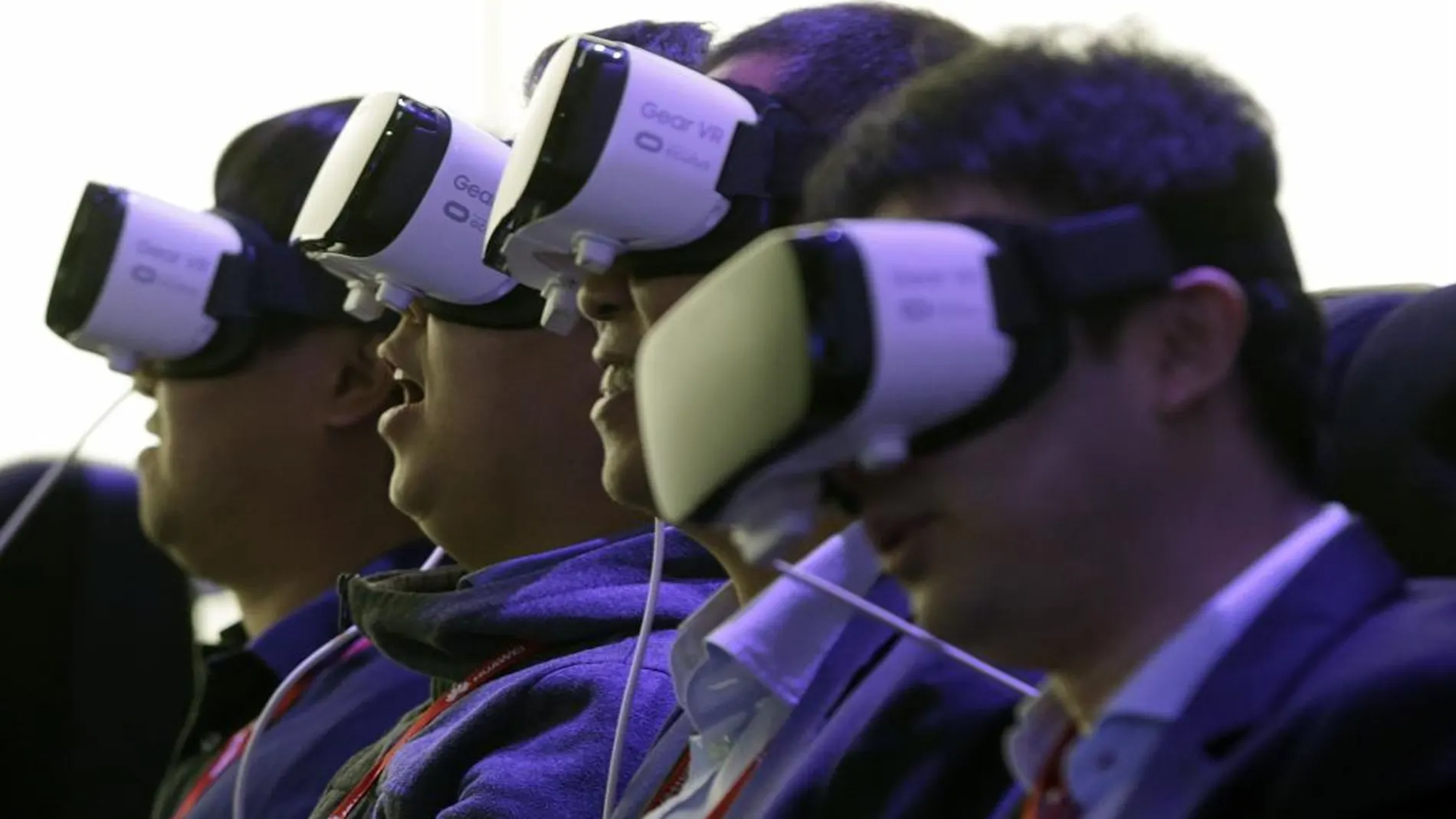 Varios asistentes al Congreso Mundial de Móviles (MWC) que se celebra en el recinto ferial de Gran Vía de L'Hospitalet (Barcelona) prueban el casco de realidad virtual Gear VR de Samsung