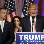 Donald Trumpy Corey Lewandowsk durante un acto de campaña