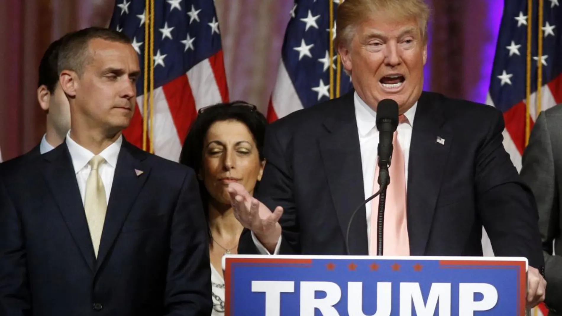 Donald Trumpy Corey Lewandowsk durante un acto de campaña