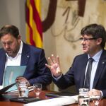 El presidente de la Generalitat, Carles Puigdemont, y su vicepresidente, Oriol Junqueras, durante la reunión semanal del gobierno catalán