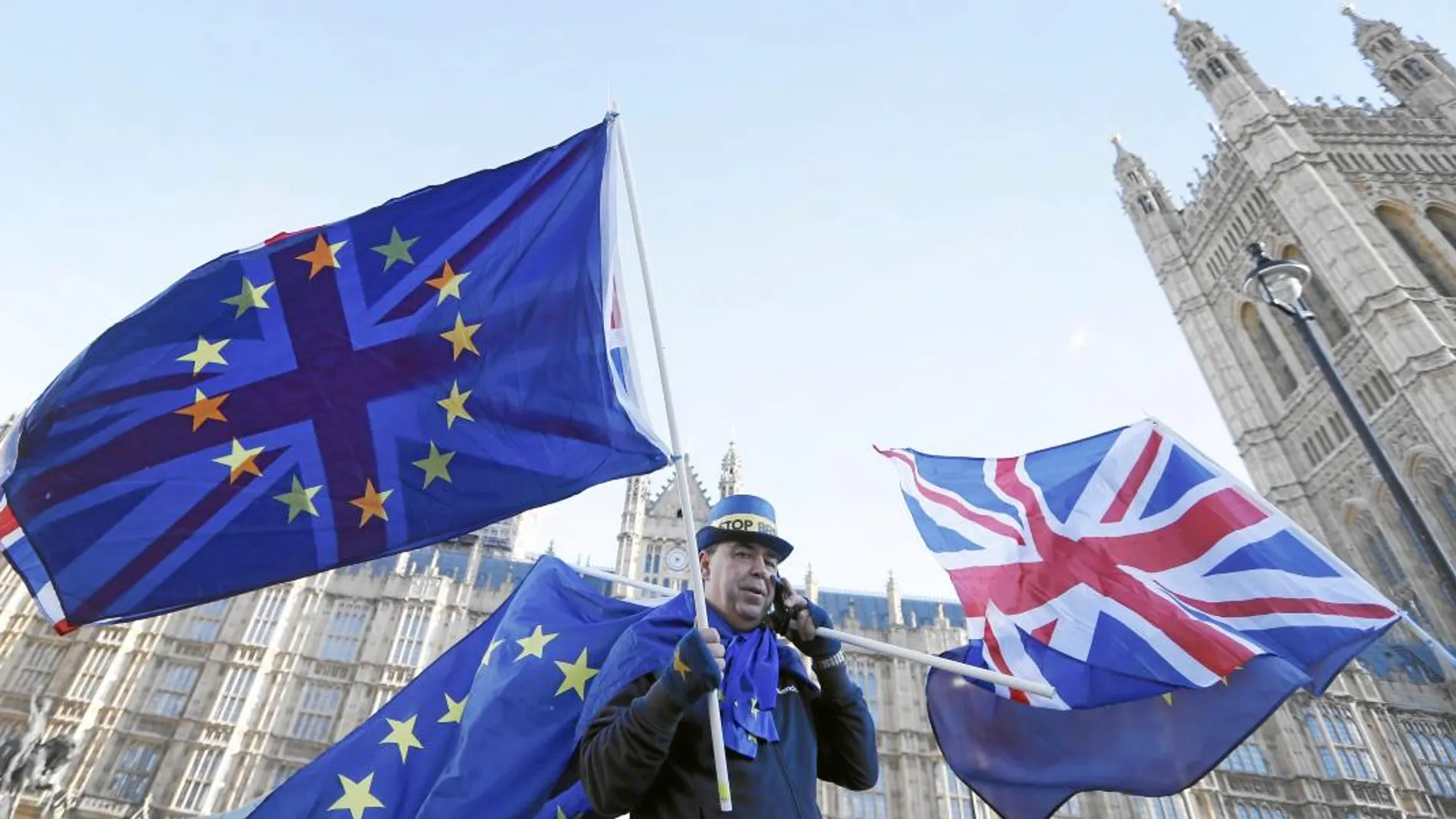 Un manifestante antibrexit con las banderas británica y europea el viernes en Westminster