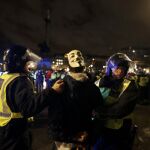 Un manifestante es detenido por la policía en Londres.