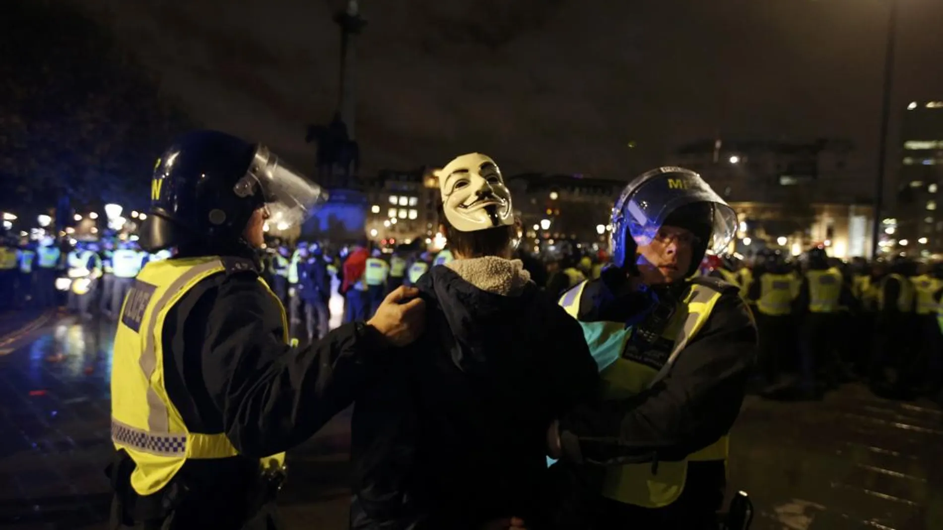 Un manifestante es detenido por la policía en Londres.
