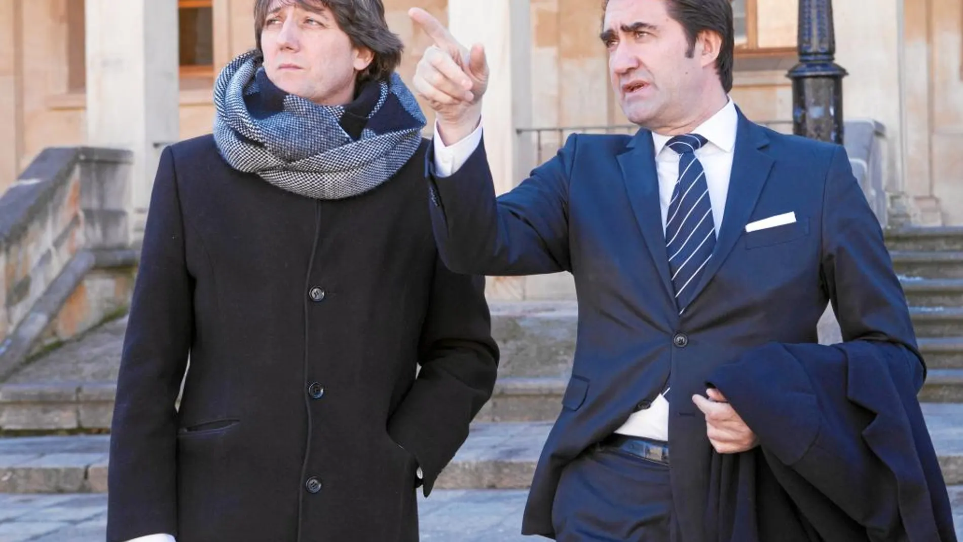 El consejero de Fomento, Juan Carlos Suárez-Quiñones, conversa con el alcalde de Soria, Carlos Martínez