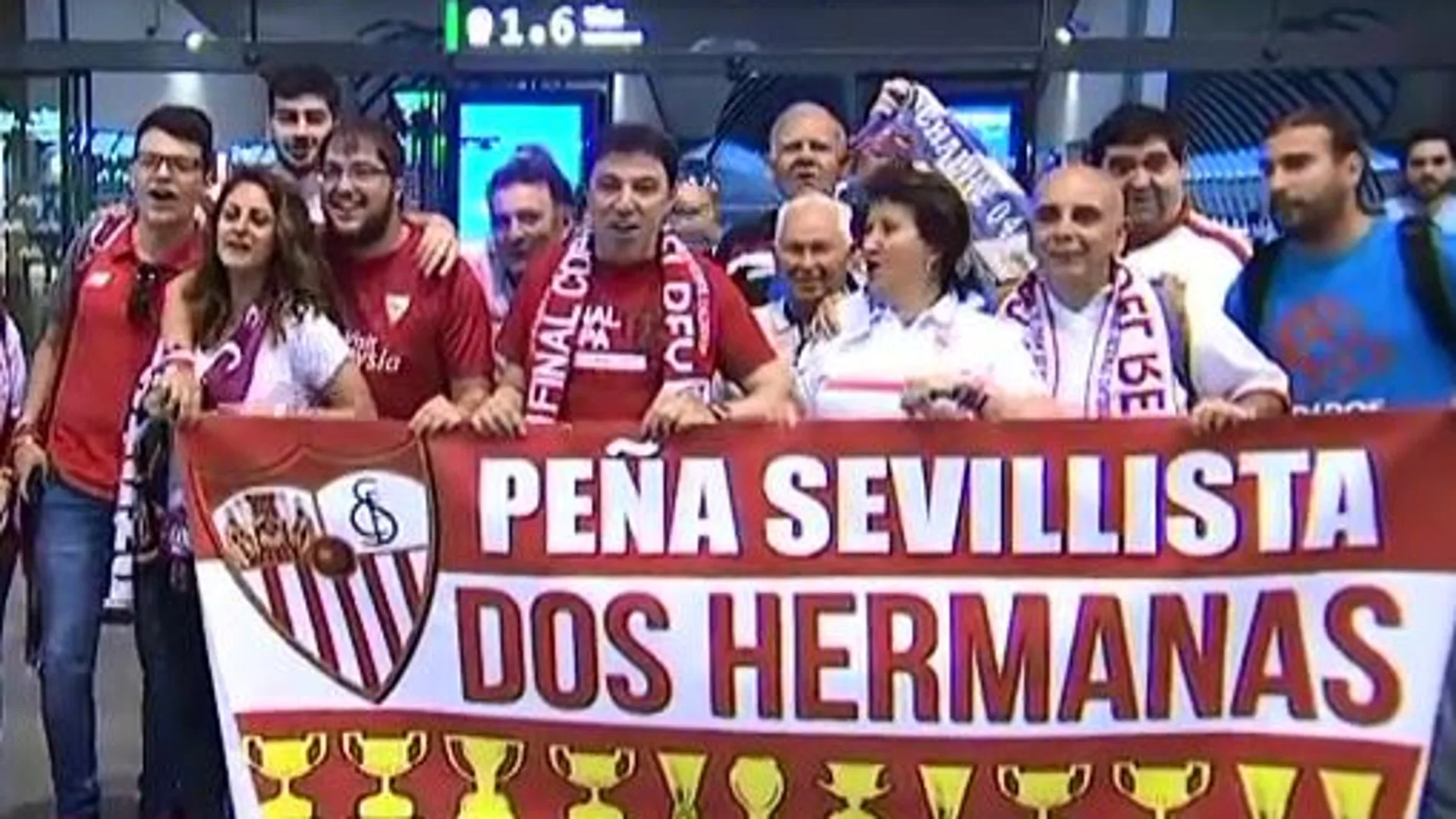 Aficionados del Sevilla a su llegada a Madrid