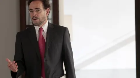 Felipe López, consejero de Fomento y Vivienda, en los pasillos del Parlamento