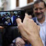 El presidente del Gobierno, Mariano Rajoy, en su visita a Cangas de Onis