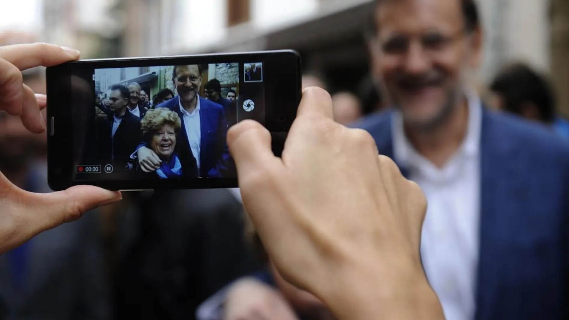El presidente del Gobierno, Mariano Rajoy, en su visita a Cangas de Onis