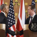 David Cameron y Barack Obamase saludan al comienzo de la rueda de prensa conjunta