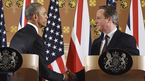David Cameron y Barack Obamase saludan al comienzo de la rueda de prensa conjunta