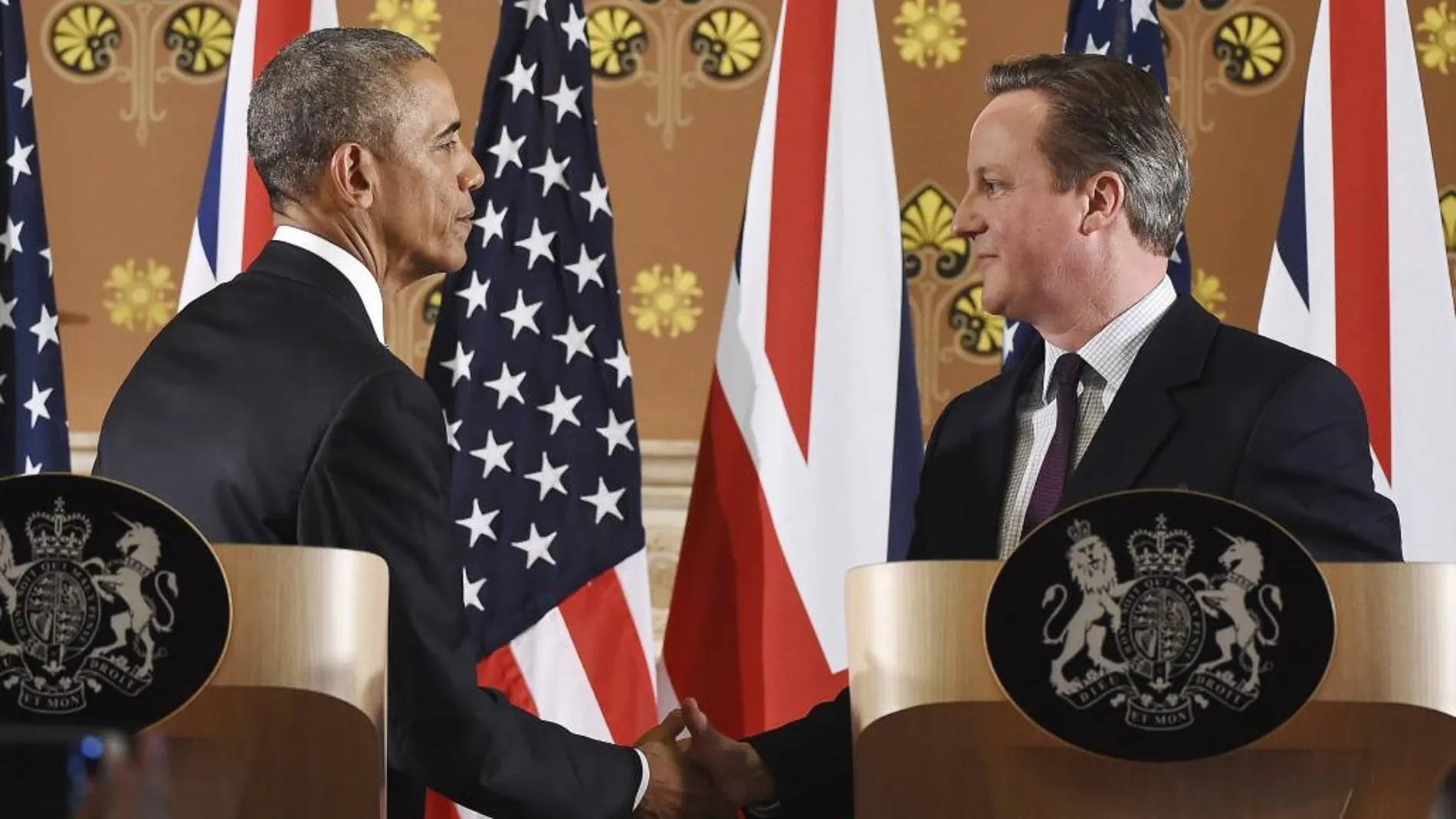 David Cameron y Barack Obamase saludan al comienzo de la rueda de prensa conjunta